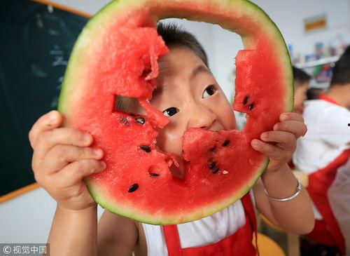 吃瓜的人创意美术,吃瓜群众眼中的创意美术世界