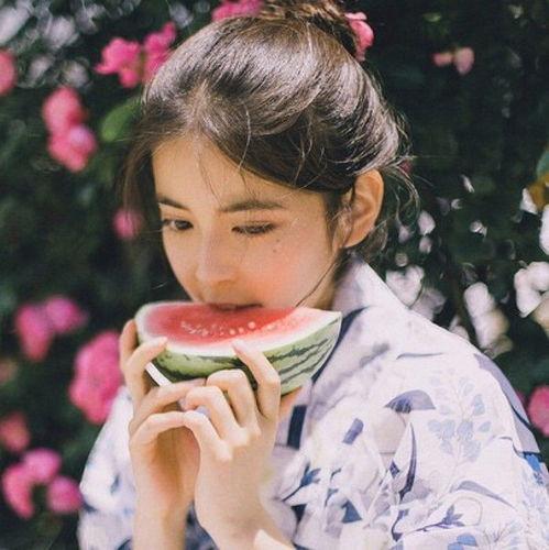 村姑吃瓜头像高清,高清头像下的田园风情