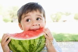 童年夏天吃瓜文案短句,回味童年吃瓜时光