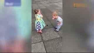 宝宝吃瓜场面图片,萌态十足引网友热议