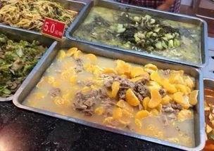 情侣在食堂吃瓜,情侣食堂甜蜜时光