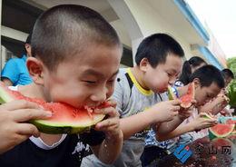 孩子吃瓜比赛文案,孩子吃瓜大赛欢乐上演