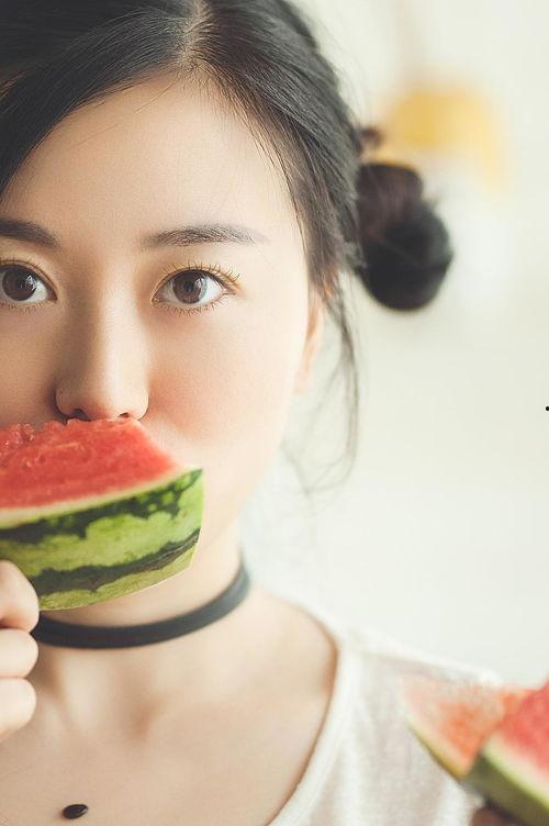 女人发吃瓜的,女人“吃瓜”背后的真相与热议