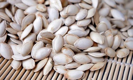 吃瓜的时候顺便吃籽,吃瓜乐趣与营养双重体验