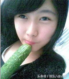 美女吃瓜拍照,美女邂逅瓜香，定格夏日风情瞬间