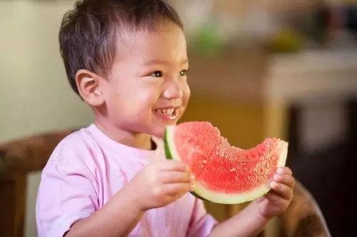 宝宝吃瓜图片图文,萌态十足瞬间