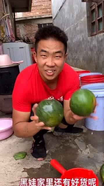 吃瓜精神小伙撞车